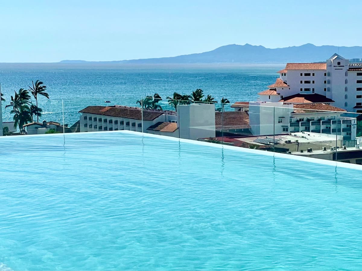 Rooftop infinity pool facing the ocean and mountains — Oporto 405