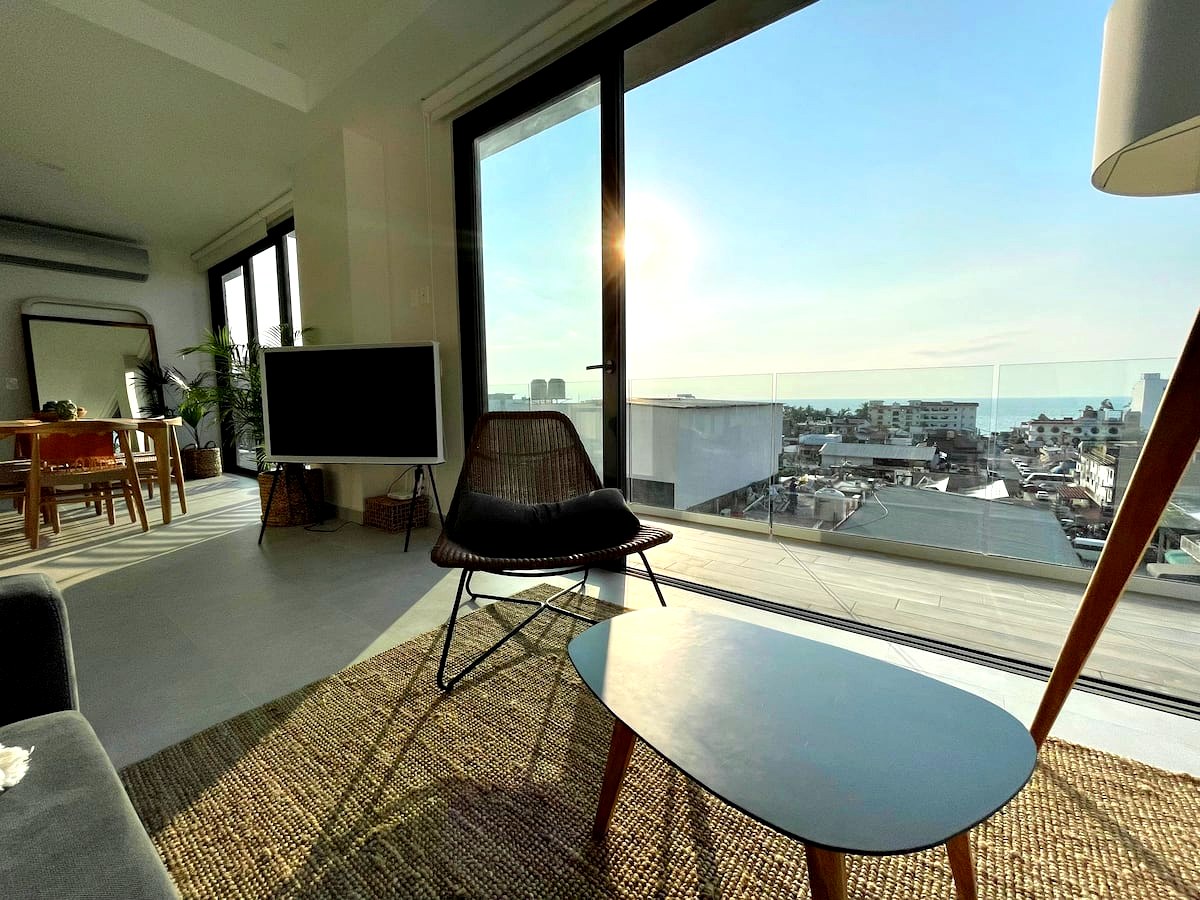 Sunlit living room with floor-to-ceiling bay window — Oporto 405