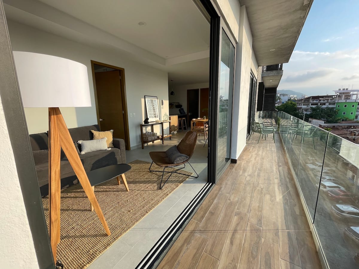 Wrap-around balcony with open city and bay views — Oporto 405
