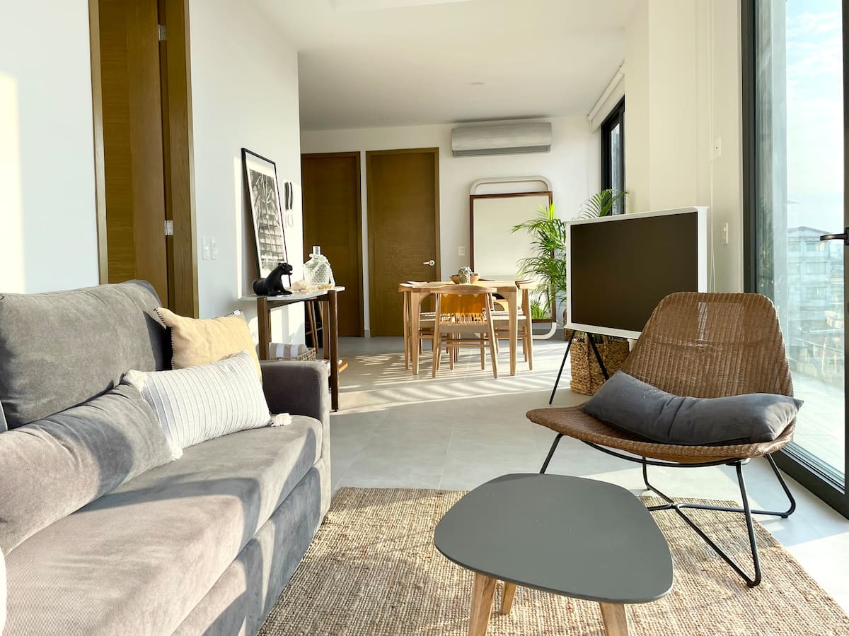 Bright open living and dining area — Oporto 405 condo